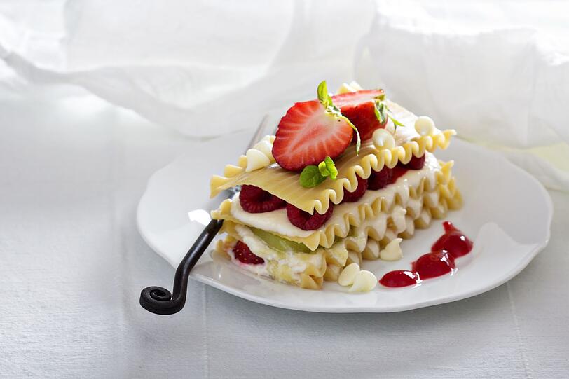 Lasagne macht auch als Dessert eine gute Figur. Für das süße Nudel-Rezept Früchte wie Beeren und Kiwis oder auch Aprikosen und Kirschen entkernen und in mundgerechte Stücke schneiden. Aus Butter, Zucker und Vanillezucker eine Masse mit dem Handrührer schlagen, Eier hinzufügen sowie Quark, Milch und Zitronenschale unterrühren. Zuletzt alle Zutaten im Wechsel mit Lasagneplatten schichten und im Ofen bei 180 Grad 45 Minuten backen. Lasagne macht auch als Dessert eine gute Figur. Für das süße Nudel-Rezept Früchte wie Beeren und Kiwis oder auch Aprikosen und Kirschen entkernen und in mundgerechte Stücke schneiden. Aus Butter, Zucker und Vanillezucker eine Masse mit dem Handrührer schlagen, Eier hinzufügen sowie Quark, Milch und Zitronenschale unterrühren. Zuletzt alle Zutaten im Wechsel mit Lasagneplatten schichten und im Ofen bei 180 Grad 45 Minuten backen.