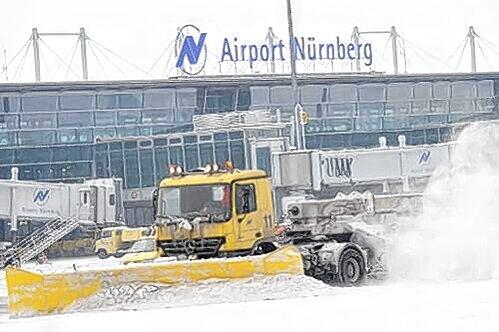 Die Schneefräse am Flughafen dürfen sogar Grafiker fahren.