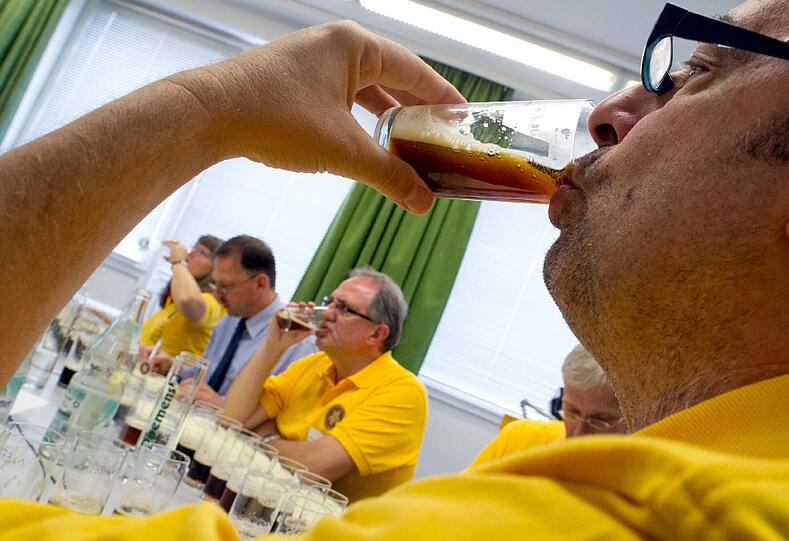 Harter Job: 1366 Biere aus 45 Ländern sind zu verkosten.
