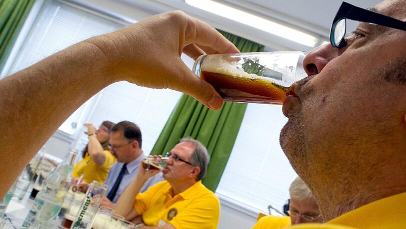 Harter Job: 1366 Biere aus 45 Ländern sind zu verkosten. Harter Job: 1366 Biere aus 45 Ländern sind zu verkosten.