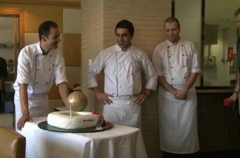 Toni Kroos feierte im Trainingslager des FC Bayern in Doha, Katar, seinen 23. Geburtstag - mit einer Torte in Form der Allianz Arena.