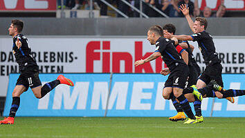 Moritz Stoppelkamp trifft mit einem Rekordtor zum 2:0 Endstand. Moritz Stoppelkamp trifft mit einem Rekordtor zum 2:0 Endstand.