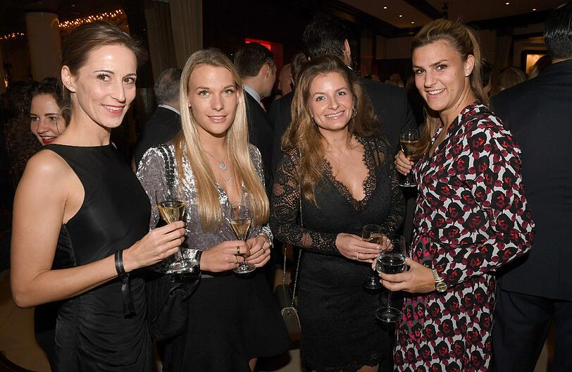 Die Partygäste posieren im Hotel Kempinski Vier Jahreszeiten.