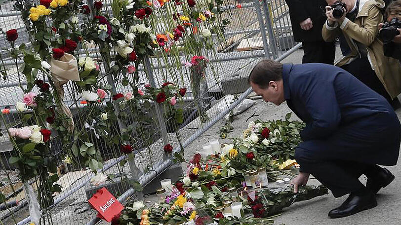 Der Ministerpräsident von Schweden, Stefan Löfven, legt Blumen nieder.