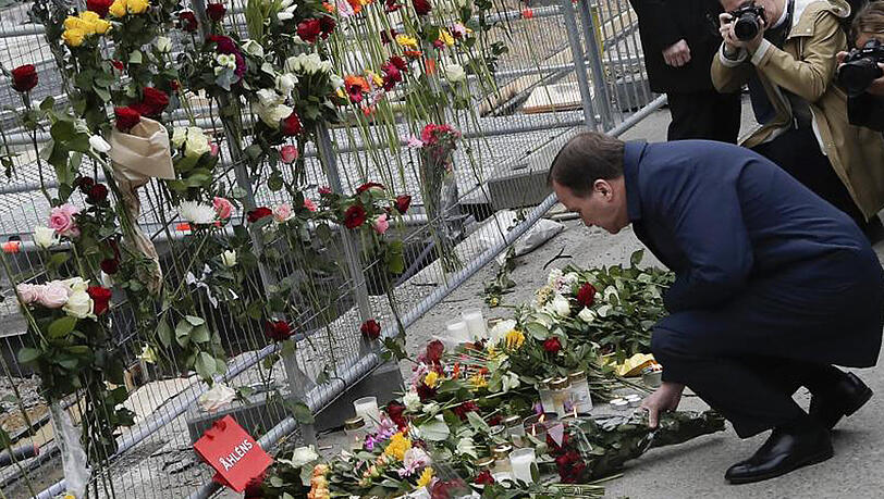 Der Ministerpräsident von Schweden, Stefan Löfven, legt Blumen nieder. Der Ministerpräsident von Schweden, Stefan Löfven, legt Blumen nieder.