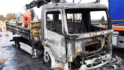 Der ausgebrannte Lkw an der A8