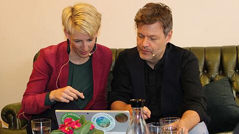 Katrin Habenschaden mit Grünen-Chef Robert Habeck &ndash; vor dem Laptop statt auf dem Marienplatz.