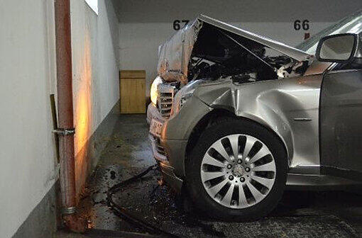 Gegen die Wand einer Tiefgarage ist eine 49-Jährige mit dem Auto geknallt.