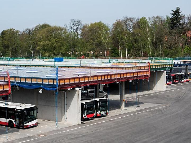 Geförderte Elektrobusse stehen auf dem neuen Betriebshof der Hamburger Hochbahn im Stadtteil Alsterdorf.