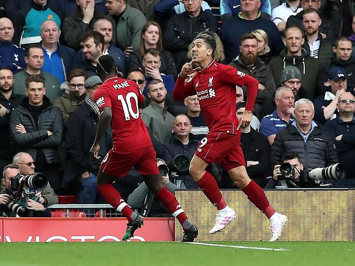 Roberto Firmino (r) schoss im Topspiel gegen Tottenham das 1:0.