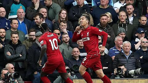 Roberto Firmino (r) schoss im Topspiel gegen Tottenham das 1:0.