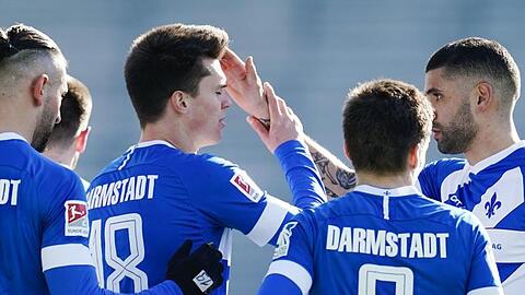 Dank Mathias Honsak (M) feierte Darmstadt einen Heimsieg gegen Osnabrück.