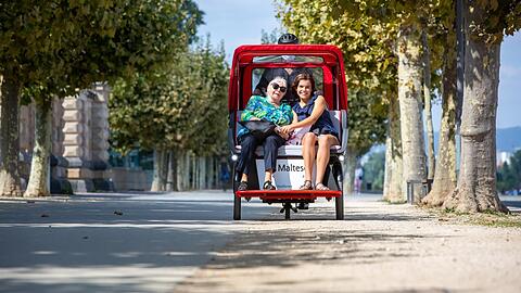 Senioren können gratis mit der E-Rikscha fahren.