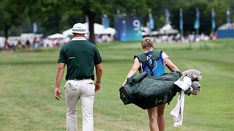 Martin Kaymer, der in München seine Frau Irene als Caddy hat, mit soliden Turnier-Leistungen.