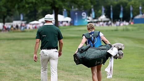 Martin Kaymer, der in München seine Frau Irene als Caddy hat, mit soliden Turnier-Leistungen.