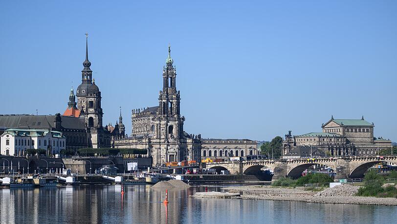 Der Abriss der im vergangenen Jahr teils eingestürzten Spannbetonbrücke kostet die Stadt nach eigenen Schätzungen rund 32 Millionen Euro - deutlich mehr als bislang angenommen. (Archivbild)