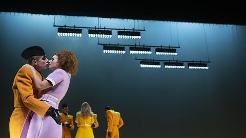 Es gibt hier keine Liebe (ohne Leiden): Karl (Julian Gutmann) und Berta (Henriette Nagel) in &bdquo;Pioniere in Ingolstadt&ldquo;.