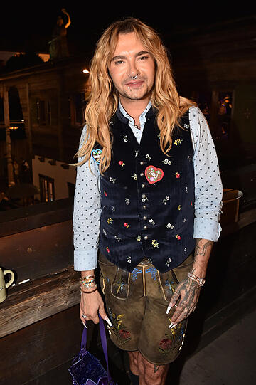 Bill Kaulitz: Der Tokio-Hotel-Star war dieses Jahr definitiv klassischer unterwegs. Klar ist auch das Oktoberfest seine Bühne und jeder will ein Foto mit ihm. Aber gut gewählt mit schöner Samtweste. Wenn man klassische Tracht liebt, schaut man bei den Accessoires einfach weg. Bill Kaulitz: Der Tokio-Hotel-Star war dieses Jahr definitiv klassischer unterwegs. Klar ist auch das Oktoberfest seine Bühne und jeder will ein Foto mit ihm. Aber gut gewählt mit schöner Samtweste. Wenn man klassische Tracht liebt, schaut man bei den Accessoires einfach weg.