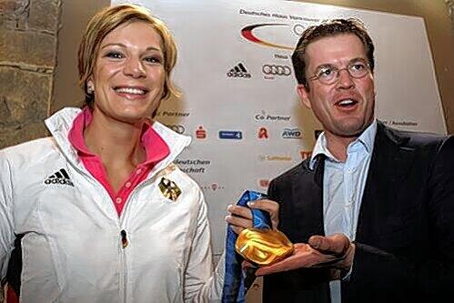 Auch der Verteidigungsminister durfte die Goldmedaille mal anfassen: Maria Riesch mit Karl-Theodor zu Guttenberg.