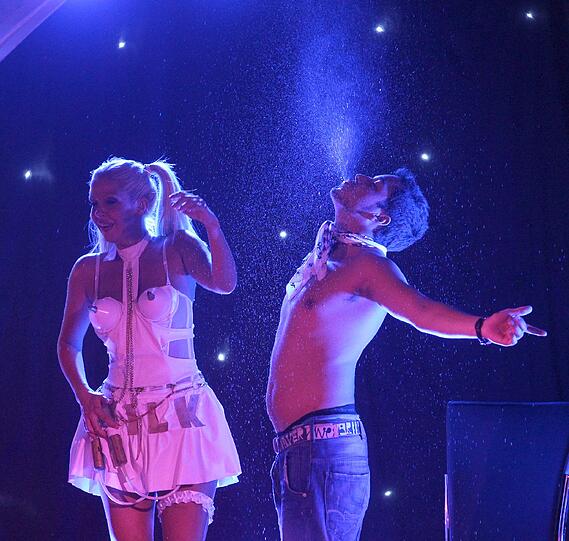Sakis Tybabas (25) lässt sich von Stefania Bruni auf die Bühne holen und ist plötzlich Teil ihrer Show. "Der heiße Strip war sensationell", sagt er hinterher.
