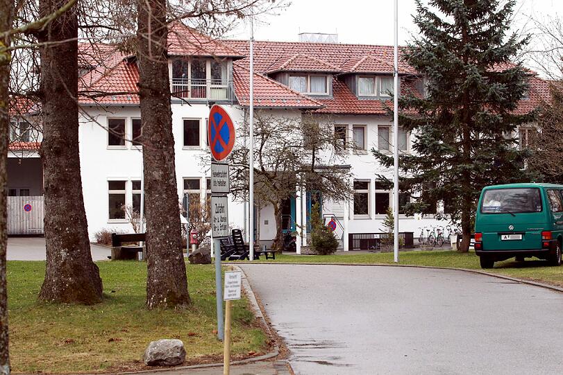 Hier wurde eine 39-Jährige in ihrem Klinikzimmer getötet - bislang fehlt jede Spur vom Täter.