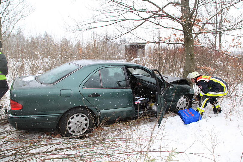 Die Beifahrerin wollte in der Not noch eingreifen. Dennoch kracht das Fahrzeug nach langer Schlitterfahrt gegen einen Baum.