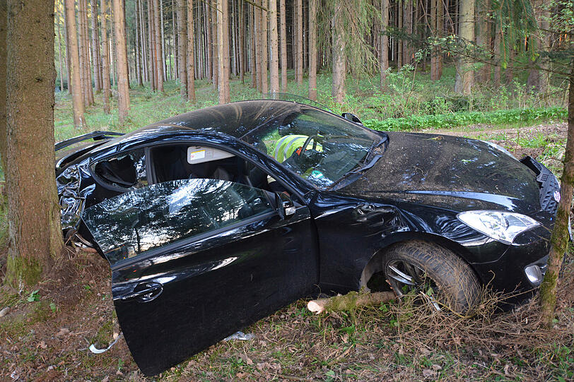 Crash mit einem Sportwagen: Weil der Hyundai-Fahrer mit überhöhter Geschwindigkeit über die Landstraße raste, kam er hinter einer Kuppe ins Schleudern.