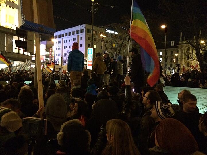 So war's zuletzt an den Montagen: Bunter Protest gegen Bagida - und eine laute Party.