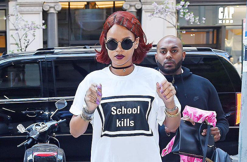 Rihanna hat sich letzten Monat mit einem ' $CHOOL KILLS '-T-Shirt ablichten lassen und hofft nun, mit der Accessoires-Linie den Grundstein zu einem Imperium legen zu können.