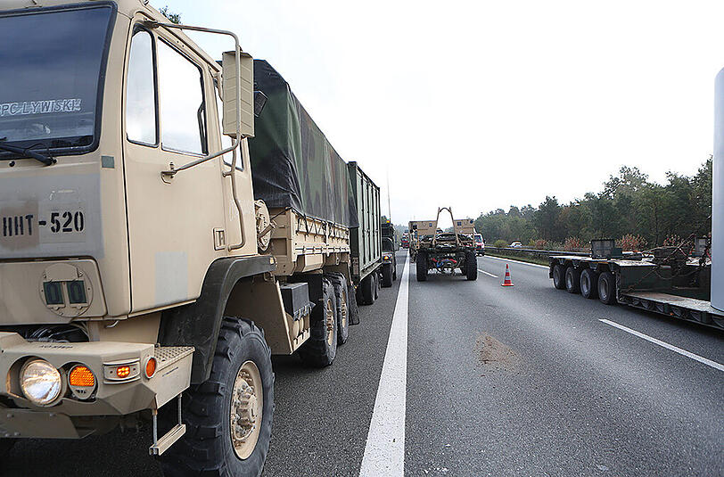 Auf der A6 bei Nürnberg kam es am Montagmorgen zu einem Unfall zwischen einem Lkw und mehreren Fahrzeugen der US Army.