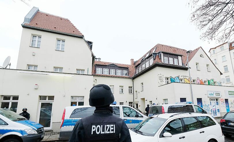 Die Polizei durchsuchte in Leipzig mehrere Gebäude. Wie der Sprecher des federführenden Landeskriminalamtes sagte, ging es unter anderem um Verstöße gegen das Waffengesetz sowie Steuerhinterziehung.