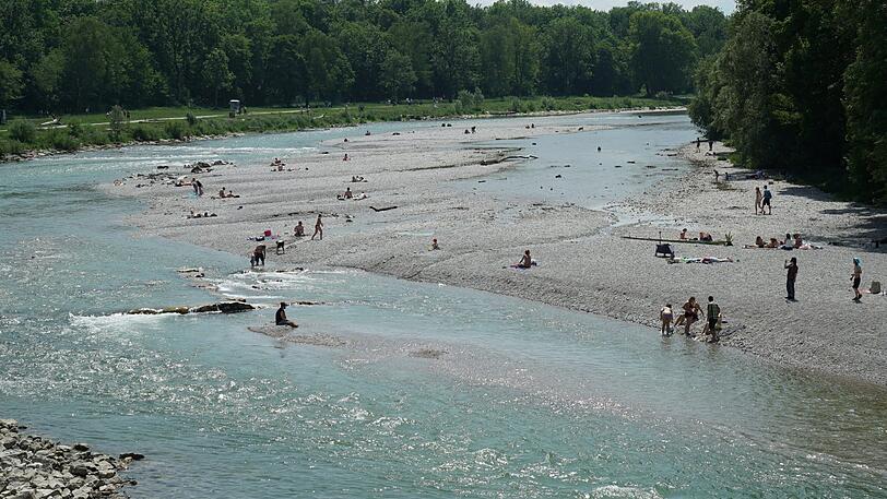 Die Isar lädt mit ihrem kalten Wasser für eine schöne Abkühlung ein.