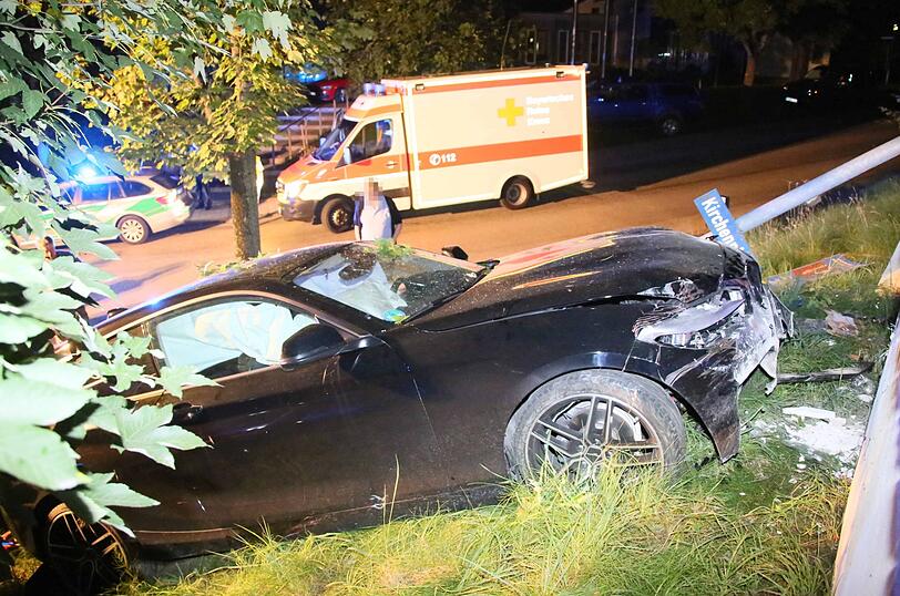 Der 25-Jährige war zunächst in seinem Fahrzeug eingeklemmt und kam dann mit schweren Verletzungen ins Krankenhaus Erding.