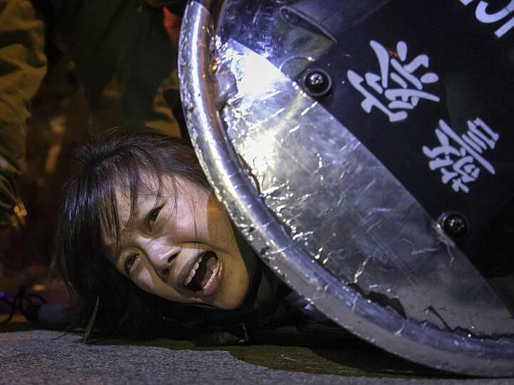 Eine Protestlerin gegen das Auslieferungsgesetz wird von der Polizei bei Auseinandersetzungen vor der Polizeistation von Mong Kok in Hong Kong festgenommen.
