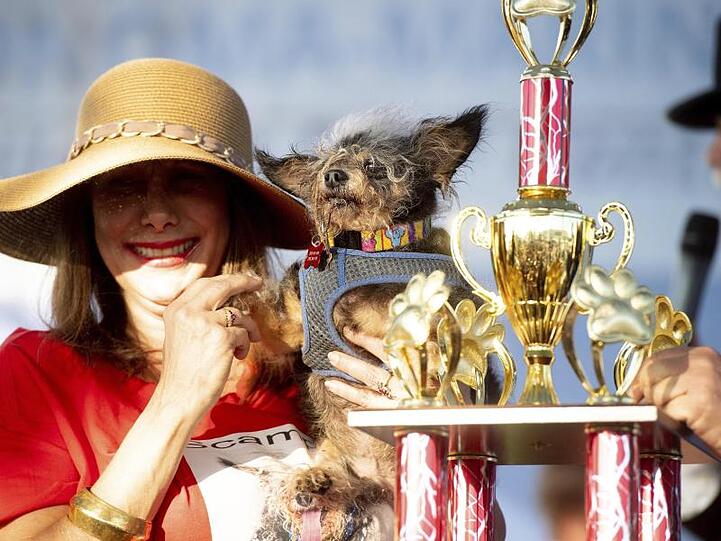 Darlene Wright mit ihren Hund "Scamp the Tramp" und Pokal beim "World's Ugliest Dog Contest" in Petaluma.