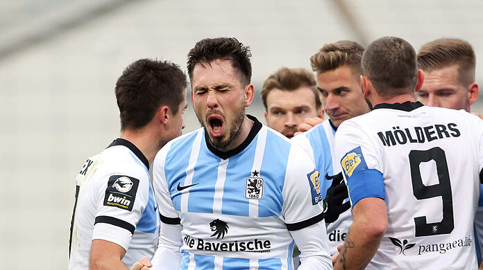 Marcel Bär jubelt über seinen Treffer zum 3:2-Endstand.