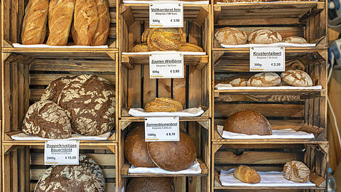 Verschiedene Brotsorten werden auf dem Münchner Viktualienmarkt angeboten. Deren Preise könnten noch einmal mehr anziehen.
