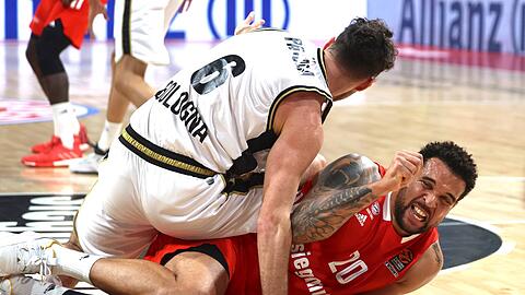 Bayerns Elias Harris hat sich beim Spiel gegen Bologna eine Fußverletzung  zugezogen.