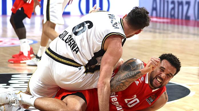 Bayerns Elias Harris hat sich beim Spiel gegen Bologna eine Fußverletzung  zugezogen.