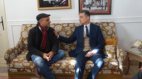 Daniel Speck (links) im Gespräch mit Karim Bey, Direktor des Hotels Majestic, das eine wichtige Rolle in Specks Roman "Piccola Sicila" spielt.