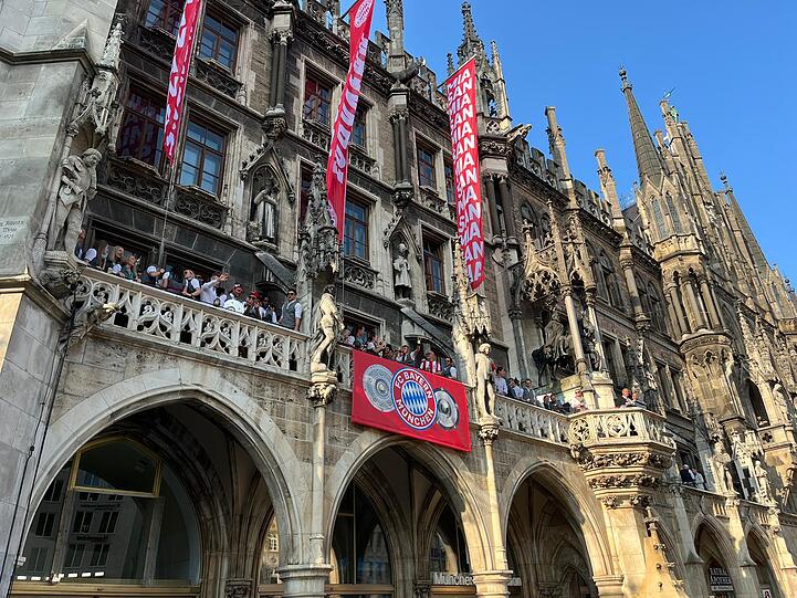 Präsentierten die Schale den Fans: Die Bayern-Stars.