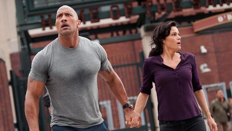 "San Andreas": Ray Gaines (Dwayne Johnson) setzt alles daran, seine Exfrau Emma (Carla Gugino) zu retten.