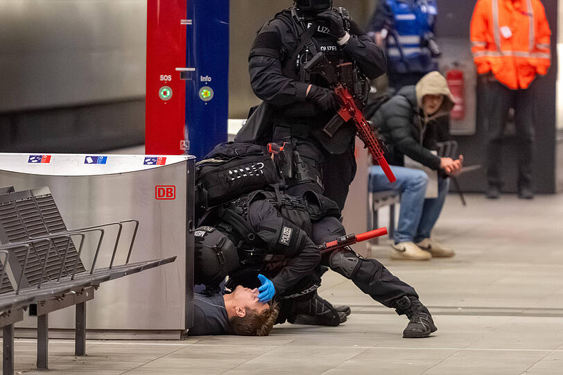 Spezialkräft der Polizei bei einer Übung in Sachsen:  Bei dem Szenario in Leipzig ging es um einen Messerangriff mit mehreren Verletzten. Spezialkräft der Polizei bei einer Übung in Sachsen:  Bei dem Szenario in Leipzig ging es um einen Messerangriff mit mehreren Verletzten.