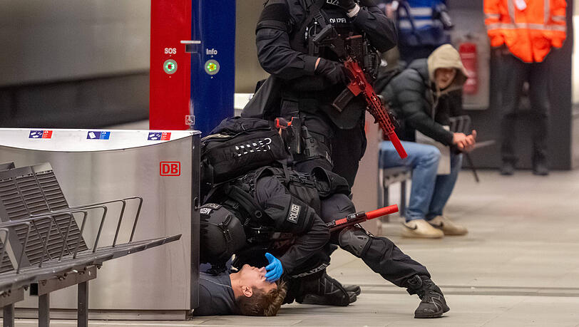 Spezialkräft der Polizei bei einer Übung in Sachsen:  Bei dem Szenario in Leipzig ging es um einen Messerangriff mit mehreren Verletzten. Spezialkräft der Polizei bei einer Übung in Sachsen:  Bei dem Szenario in Leipzig ging es um einen Messerangriff mit mehreren Verletzten.