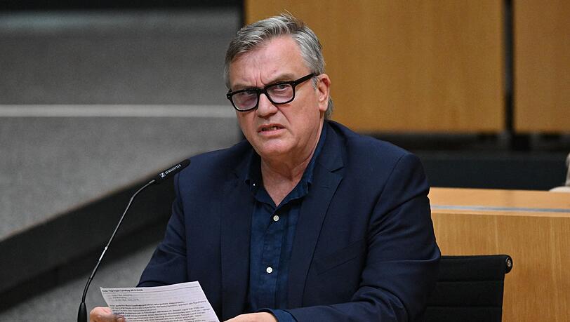 Hape Kerkeling spricht w&auml;hrend einer m&uuml;ndlichen Anh&ouml;rung zu einem Parteiverbotsverfahren gegen die AfD auf Bundesebene im Plenarsaal des Th&uuml;ringer Landtags.