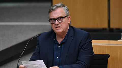 Hape Kerkeling spricht w&auml;hrend einer m&uuml;ndlichen Anh&ouml;rung zu einem Parteiverbotsverfahren gegen die AfD auf Bundesebene im Plenarsaal des Th&uuml;ringer Landtags.