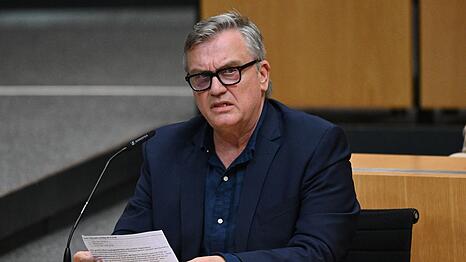 Hape Kerkeling spricht w&auml;hrend einer m&uuml;ndlichen Anh&ouml;rung zu einem Parteiverbotsverfahren gegen die AfD auf Bundesebene im Plenarsaal des Th&uuml;ringer Landtags.