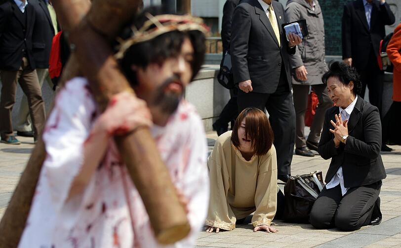 Während einer Prozession in Südkorea spielen die koreanischen Christen den Leidensweg Jesu nach.