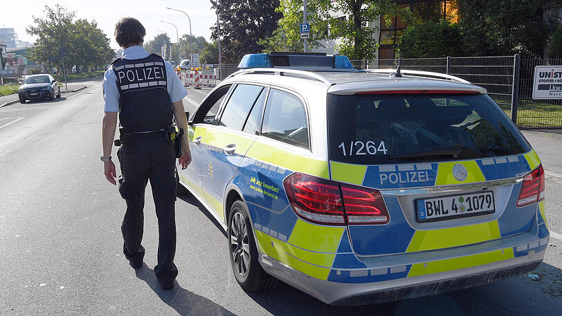 Polizeieinsatz vor dem "Club Grey" in Konstanz. In der Nacht hatte dort ein Täter Schüsse abgegeben.