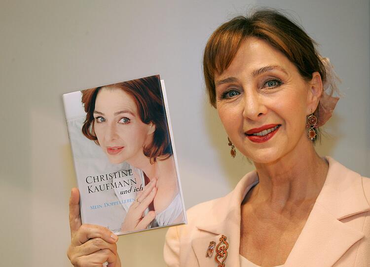 Die Schauspielerin Christine Kaufmann präsentiert am 19.10.2005 auf der Internationalen Frankfurter Buchmesse ihre Autobiographie "Christine Kaufmann und ich. Mein Doppelleben"